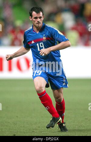 WILLY SAGNOL. FRANKREICH & BAYERN MUNCHEN FC. KROATIEN V FRANKREICH. DR. MAGALHAES PESSOA STADION, LEIRIA, PORTUGAL.17/06/2004.DIG24230. K47872. VORSCHAU WM 2006 Stockfoto