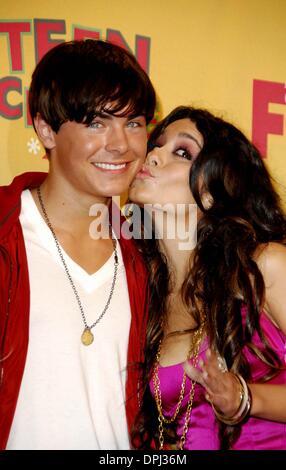 20. August 2006 - Hollywood, Kalifornien, US - K49329MG... 2006-TEEN CHOICE AWARDS-PRESSROOM IM UNIVERSAL AMPHITHEATER, LOS ANGELES, KALIFORNIEN... 20.08.2006.   / 2006.Zac Efron und Vanessa Anne Hudgens(Credit Image: © Michael Germana/Globe Photos/ZUMAPRESS.com) Stockfoto