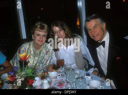 22. September 2006 - ANGELA LANSBURY mit Ehemann PETER SHAW und Tochter DEIRDRE ANGELA SHAW BATTARRA 1980. HY - SIMON (Kredit-Bild: © Globe Photos/ZUMAPRESS.com) Stockfoto