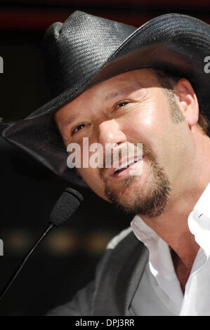 17. Oktober 2006 - Hollywood, Kalifornien, USA - LOS ANGELES, CA 17. Oktober 2006. Aufnahme Künstler Tim McGraw während einer Zeremonie zu ehren ihn mit einem Stern auf dem Hollywood Walk of Fame, am 17. Oktober 2006, in Los Angeles.  -PHOTOSK50360MGE(Credit Image: © Michael Germana/Globe Photos/ZUMAPRESS.com) Stockfoto