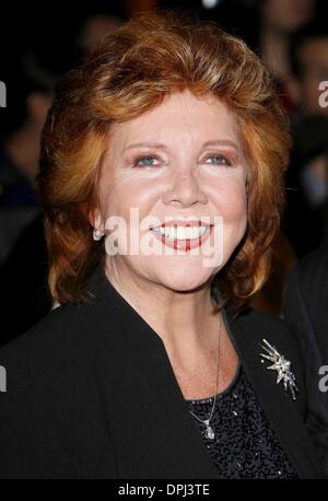 18. Oktober 2006 - Palace Theatre, LONDON, ENGLAND - CILLA BLACK. TV-PRENSENTER.UK-PREMIERE DER NEUEN WEST END SHOW "SPAMALOT". PALACE THEATRE, LONDON, ENGLAND.17 Oktober 2006.DIE19259. Bildnachweis:-K51014 (Kredit-Bild: © Globe Photos/ZUMAPRESS.com) Stockfoto