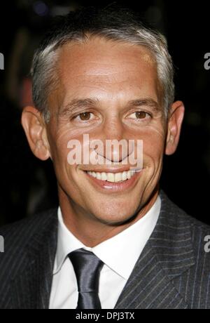 18. Oktober 2006 - Palace Theatre, LONDON, ENGLAND - GARY LINEKER. TV-PRESENTER.UK-PREMIERE DER NEUEN WEST END SHOW "SPAMALOT". PALACE THEATRE, LONDON, ENGLAND.17 Oktober 2006.DIE19264. Bildnachweis:-K51014 (Kredit-Bild: © Globe Photos/ZUMAPRESS.com) Stockfoto