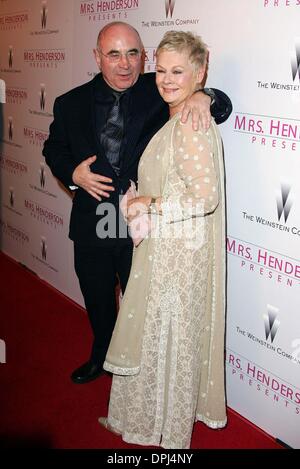 18. Januar 2006 - Beverly Hills, LOS ANGELES, USA - BOB HOSKINS & DAME JUDI DENCH OBE. AKTEURE. FRAU HENDERSON PRESENTS, PREMIER. BEVERLY HILLS, LOS ANGELES, USA.05-Dez-05.LAP61791.k46435.CREDIT: (Kredit-Bild: © Globe Photos/ZUMAPRESS.com) Stockfoto