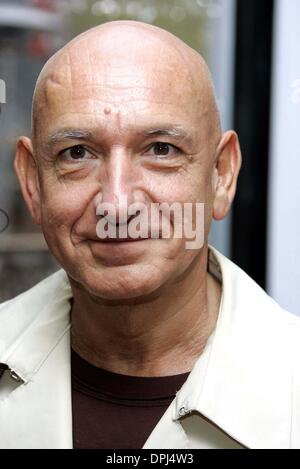 20. Februar 2006 - Universal Citywalk, LOS ANGELES, USA - BEN KINGSLEY. SCHAUSPIELER. NANNY MCPHEE, PREMIERE. UNIVERSAL Universal CitywalkWALK, LOS ANGELES, USA.01-14-2006.LAP63478.K46879.CREDIT von (Kredit-Bild: © Globe Photos/ZUMAPRESS.com) Stockfoto