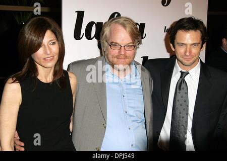 2. März 2006 - Century City, LOS ANGELES, USA - CATHERINE KEENER, PHILIP SEYMOUR HOFFMAN & DAN FUTTERMAN. ACTORS.31ST LOS ANGELES FILM CRITICS ASSOCIATION AWARDS. Jahrhundert Century City, LOS ANGELES, USA.17 Jan 06.LAP63860.K47080. (Kredit-Bild: © Globe Photos/ZUMAPRESS.com) Stockfoto