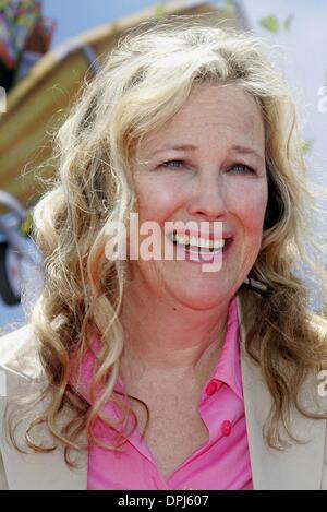 8. August 2006 - Westwood, LOS ANGELES, USA - CATHERINE O'HARA. SCHAUSPIELERIN. AB DURCH DIE HECKE. UA. WESTWOOD, LOS ANGELES, USA.04-30-2006.LAR69672.K49255. (Kredit-Bild: © Globe Photos/ZUMAPRESS.com) Stockfoto