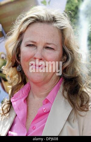 8. August 2006 - Westwood, LOS ANGELES, USA - CATHERINE O'HARA. SCHAUSPIELERIN. AB DURCH DIE HECKE. UA. WESTWOOD, LOS ANGELES, USA.04-30-2006.LAR69673.K49255. (Kredit-Bild: © Globe Photos/ZUMAPRESS.com) Stockfoto