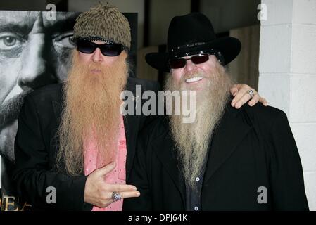 6. September 2006 - Hollywood, LOS ANGELES, USA - BILLY GIBBONS, DUSTY HILL. ZZ TOP. TOTHOLZ, STAFFEL 3. CINERAMA DOME, HOLLYWOOD, LOS ANGELES, USA.06-Jun-06.LAR69932.K51167.CREDIT: (Kredit-Bild: © Globe Photos/ZUMAPRESS.com) Stockfoto