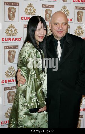 27. Dezember 2006 - Los Angeles, Kalifornien, USA - CAROLYN CHOA & ANTHONY MINGHELLA. REGISSEUR & FRAU. 2006 BAFTA/LA CUNARD BRITANNIA AWARDS. Jahrhundert Los Angeles, LOS ANGELES, Kalifornien, USA.02 November 2006.LAS75564. K51177. CREDIT: (Kredit-Bild: © Globe Photos/ZUMAPRESS.com) Stockfoto