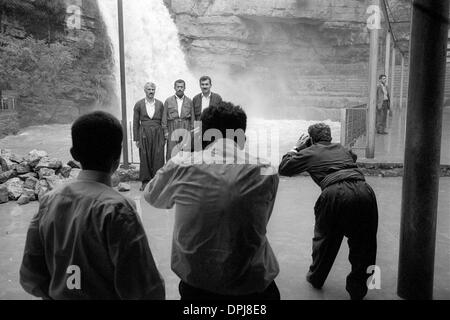 5. Mai 2006 - Gali Ali Beg, Irak - kurdische Männer in traditioneller Kleidung Pose vor einem Wasserfall in der Nähe von Gali Ali Beg. (Kredit-Bild: © David I. Gross/zReportage.com/ZUMA) Stockfoto
