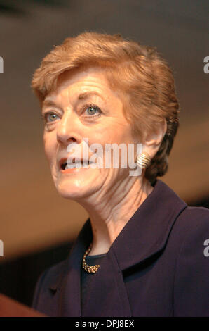 Foto - GERALDINE FERRARO, 75, gestorben 26. März 2011, nach einem langen Kampf mit Blutkrebs. Geboren 26. August 1935 in Newburgh, New York, war sie ein Queens-Kongressabgeordnete, die im Jahr 1984 wurde die erste Frau auf einer Hauptpartei Präsidenten Ticket, als der demokratische Kandidat für Vizepräsident sein. Im Bild: 23. Mai 2006 spricht - New York, New York, USA - GERALDINE FERRARO als New York State Stockfoto