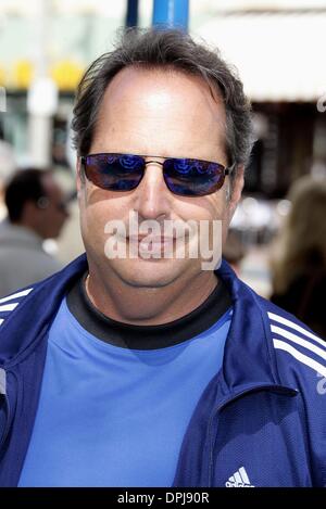 8. August 2006 - Westwood, LOS ANGELES, USA - JON LOVITZ. SCHAUSPIELER. DIE BANKDRÜCKER, PREMIERE. WESTWOOD, LOS ANGELES, USA.04-02-2006.LAR69237.K49255. (Kredit-Bild: © Globe Photos/ZUMAPRESS.com) Stockfoto