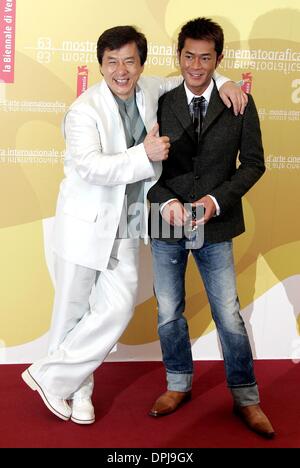 10. Oktober 2006 - 63. Venice Film Festival, Venedig, Italien - JACKIE CHAN & LOUIS KOO. AKTEURE. ROB-B-HOOD, PHOTOCALL.63RD Filmfestspiele von Venedig, Venedig, ITALY.08-Sep-06.LAS73501.CREDIT:-K50574 (Kredit-Bild: © Globe Photos/ZUMAPRESS.com) Stockfoto