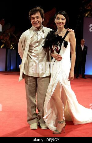 10. Oktober 2006 - 63. Venice Film Festival, Venedig, Italien - JACKIE CHAN & GAO YUANYUAN. AKTEURE. ROB-B-HOOD, FILM PREMIERE.63RD VENICE Filmfestival, Venedig, ITALY.08-Sep-06.LAS73531.CREDIT:-K50574 (Kredit-Bild: © Globe Photos/ZUMAPRESS.com) Stockfoto