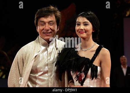 10. Oktober 2006 - 63. Venice Film Festival, Venedig, Italien - JACKIE CHAN & GAO YUANYUAN. AKTEURE. ROB-B-HOOD, FILM PREMIERE.63RD VENICE Filmfestival, Venedig, ITALY.08-Sep-06.LAS73529.CREDIT:-K50574 (Kredit-Bild: © Globe Photos/ZUMAPRESS.com) Stockfoto