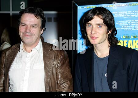 10. Januar 2006 - Hollywood, LOS ANGELES, USA - NEIL JORDAN & CILLIAN MURPHY. REGISSEUR & SCHAUSPIELER. BREAKFAST ON PLUTO, PREMIER. AFI FEST 2005.ARCLIGHT, HOLLYWOOD, LOS ANGELES, USA.12-Nov.-05.LAP60598.K46239. (Kredit-Bild: © Globe Photos/ZUMAPRESS.com) Stockfoto