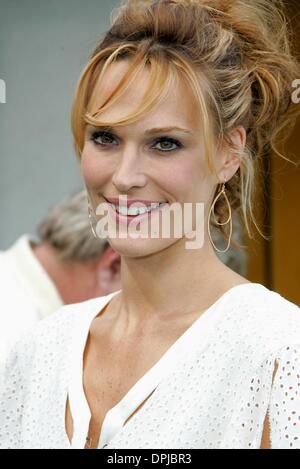 8. August 2006 - Westwood, LOS ANGELES, USA - MOLLY SIMS. SCHAUSPIELERIN. DIE BANKDRÜCKER, PREMIERE. WESTWOOD, LOS ANGELES, USA.04-02-2006.LAR69266.K49255. (Kredit-Bild: © Globe Photos/ZUMAPRESS.com) Stockfoto