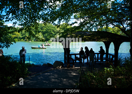 Ruderboote am See. Sonniger Morgen im Central Park im Herbst. Stockfoto