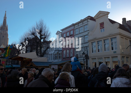 Belgien-Menschen drängen sich Turm Bäume Gebäude Platz Stockfoto