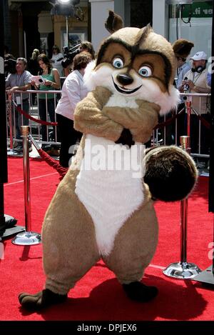 8. August 2006 - Westwood, LOS ANGELES, USA - RJ Waschbär. CARTOON-FIGUR. AB DURCH DIE HECKE, PREMIERE. WESTWOOD, LOS ANGELES, USA.04-30-2006.LAR69621.K49255. (Kredit-Bild: © Globe Photos/ZUMAPRESS.com) Stockfoto