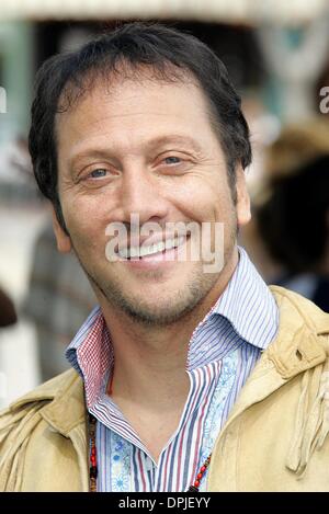 8. August 2006 - Westwood, LOS ANGELES, USA - ROB SCHNEIDER. SCHAUSPIELER. DIE BANKDRÜCKER, PREMIERE. WESTWOOD, LOS ANGELES, USA.04-02-2006.LAR69254.K49255. (Kredit-Bild: © Globe Photos/ZUMAPRESS.com) Stockfoto