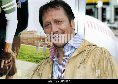 8. August 2006 - Westwood, LOS ANGELES, USA - ROB SCHNEIDER. SCHAUSPIELER. DIE BANKDRÜCKER, PREMIERE. WESTWOOD, LOS ANGELES, USA.04-02-2006.LAR69257.K49255. (Kredit-Bild: © Globe Photos/ZUMAPRESS.com) Stockfoto