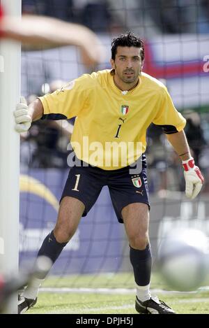 GIANLUIGI BUFFON. ITALIEN & JUVENTUS. ITALIEN V DÄNEMARK EURO 2004.D. AFONSO HENRIQUES-STADION, GUIMARAES, PORTUGAL.15/06/2004.DIF23866. K47872. VORSCHAU WM 2006 Stockfoto