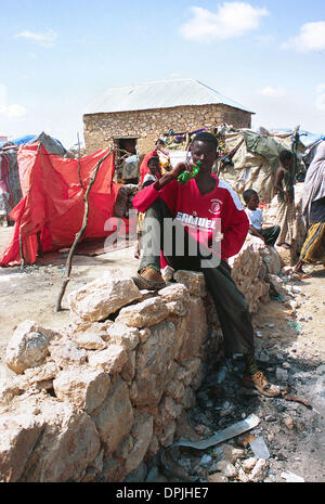 1. Juni 2006 - Gaalkacyo, Somalia - Teenage Kleber Sniffer in Gaalkacyo Somalia Juni 2006. (Bild Kredit: Theodore Liasi/zumapress.com ©) Stockfoto