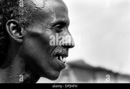 1. Juni 2006 - Gaalkacyo, Somalia - Profil eine ältere somalischen Milizen Mann in Gaalkacyo (Credit-Bild: © Theodore Liasi/zumapress.com) Stockfoto