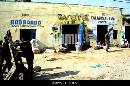 1. Juni 2006 - Gaalkacyo, Somalia - lackierten Ladenfronten in Gaalkacyo Somalia. (Bild Kredit: Theodore Liasi/zumapress.com ©) Stockfoto