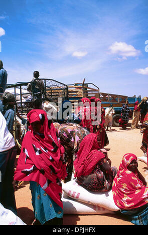 1. Juni 2006 - Gaalkacyo, Somalia - Hilfe uns Lieferung von Nahrungsmittelhilfe in Gaalkacyo Somalia. (Bild Kredit: Theodore Liasi/zumapress.com ©) Stockfoto