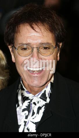 17. Oktober 2006 - Palace Theatre, LONDON, ENGLAND - SIR CLIFF RICHARD. SINGER.UK-PREMIERE DER NEUEN WEST END SHOW "SPAMALOT". PALACE THEATRE, LONDON, ENGLAND.17 Oktober 2006.DIE19234. Bildnachweis:-K51014 (Kredit-Bild: © Globe Photos/ZUMAPRESS.com) Stockfoto