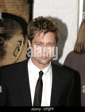 12. Dezember 2006 - New York, NY, USA - 11. Dezember 2006 - New York, NY USA - Brad Pitt besucht die Weltpremiere des Spionage-Thriller "THE GOOD SHEPHERD'' im Ziegfeld Theatre, das Tribeca Film Institute profitieren und von Universal Pictures, Morgan Creek Productions & Tribeca Productions präsentiert.   Bildnachweis: Anthony G. Moore / K51055AGM (Kredit-Bild: © Globe Fotos/ZUMAPR Stockfoto