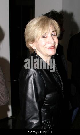 20. März 2006 - New York, NY, USA - Olympia Dukakis besucht Premiere von (3 Nadeln) Film im Museum of Modern Art.  Der Film wurde von Wolfe Releasing präsentiert... ANTHONY G MOORE / 2006. K47264AGM (Kredit-Bild: © Globe Photos/ZUMAPRESS.com) Stockfoto