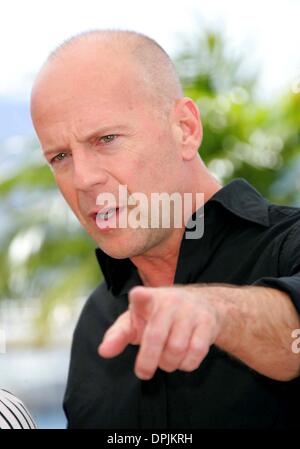 21. Mai 2006 - Palais De Festival, CANNES, Frankreich - BRUCE WILLIS. BESUCHT DEN FOTOTERMIN FÜR AB DURCH DIE HECKE IN CANNES 21.05.2006. DAVID GADD - - 2006.K48043. (Kredit-Bild: © Globe Photos/ZUMAPRESS.com) Stockfoto