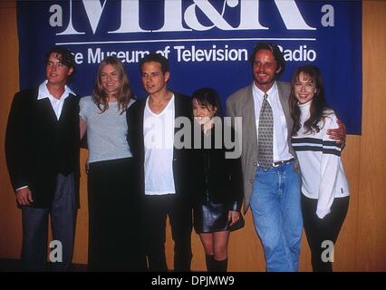 30. August 2006 - MITCHELL ANDERSON mit JEREMY LONDON, PAULA DEVICQ SCOTT WOLF, LACEY CHABERT und JENNIFER LOVE HEWITT.'' PARTEI VON FÜNF '' AM MUSEUM VON TV UND RADIO 1996.K6547GV GEGOSSEN. GREG VIE-(Kredit-Bild: © Globe Photos/ZUMAPRESS.com) Stockfoto