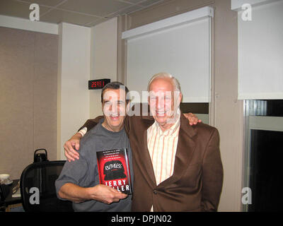 19. September 2006 - K49900MK. GÄSTE IN DER JOEY REYNOLDS SHOW NEW YORK 18.09.2006. MARK KASNER - JOEY REYNOLDS und JERRY HELLER(Credit Image: © Globe Photos/ZUMAPRESS.com) Stockfoto