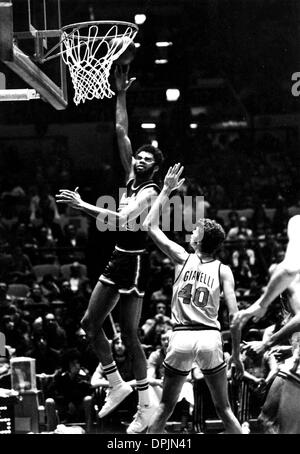 12. Oktober 2006 - KAREEM Abdul-Jabbar, MILWAUKEE BUCKS, schießen über JOHN GIANELLI, NY KNICKS.3/30/1975.Â©JIM ANDERSON / (Kredit-Bild: © Globe Photos/ZUMAPRESS.com) Stockfoto