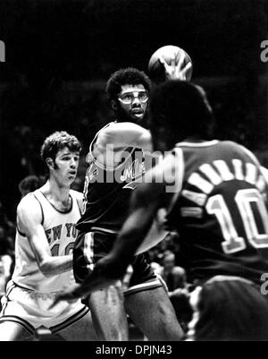 12. Oktober 2006 - JOHN GIANELLI, NY KNICKS und KAREEM Abdul-Jabbar, Minnesota TIMBERWOLVES,.3/30/1975.Â©JIM ANDERSON / (Kredit-Bild: © Globe Photos/ZUMAPRESS.com) Stockfoto