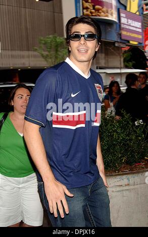 28. Juni 2006 - New York, New York, USA - K48467AR. Prominente kommen für TAPING von '' LIVE '' TRL bei MTV STUDIOS Times SQUARE, NEW YORK New York 28.06.2006. ANDREA RENAULT-BRANDON ROUTH(Credit Image: © Globe Photos/ZUMAPRESS.com) Stockfoto