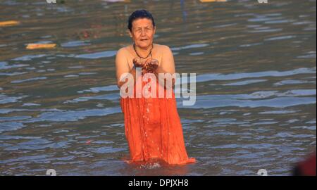 Tanahu, Nepal. 15. Januar 2014. Ein Anhänger nimmt ein heiliges Bad im Fluss Narayani während Maghe Sankranti Festivals bei Devghat im Tanahu Bezirk, Nepal, 15. Januar 2014. Maghe Sankranti zählt zu den bedeutenden Festivals in Nepal, und zeichnet sich vor allem durch Nepali Hindus durch rituelle Bad im Zusammenfluss der Flüsse und bietet in verschiedenen Tempeln verehrt, und Essen besondere Köstlichkeiten wie Chaku (gehärtete Melasse), til ko Laddu (Sesam Bonbons) und Tarul (Yam). Bildnachweis: Sunil Sharma/Xinhua/Alamy Live-Nachrichten Stockfoto