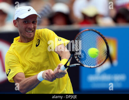 Melbourne, Australien. 15. Januar 2014. Nikolay Davydenko Russlands kehrt ein Schuss in der Herren Einzel ersten Runde Spiel gegen Richard Gasquet aus Frankreich im Jahr 2014 Australian Open-Tennisturnier in Melbourne, Australien, 15. Januar 2014. Gasquet gewann 3: 0. Bildnachweis: Li Peng/Xinhua/Alamy Live-Nachrichten Stockfoto