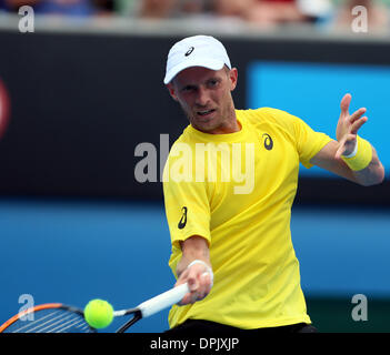 Melbourne, Australien. 15. Januar 2014. Nikolay Davydenko Russlands kehrt ein Schuss in der Herren Einzel ersten Runde Spiel gegen Richard Gasquet aus Frankreich im Jahr 2014 Australian Open-Tennisturnier in Melbourne, Australien, 15. Januar 2014. Gasquet gewann 3: 0. Bildnachweis: Li Peng/Xinhua/Alamy Live-Nachrichten Stockfoto