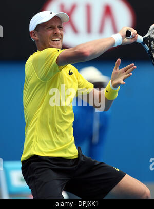 Melbourne, Australien. 15. Januar 2014. Nikolay Davydenko Russlands kehrt ein Schuss in der Herren Einzel ersten Runde Spiel gegen Richard Gasquet aus Frankreich im Jahr 2014 Australian Open-Tennisturnier in Melbourne, Australien, 15. Januar 2014. Gasquet gewann 3: 0. Bildnachweis: Li Peng/Xinhua/Alamy Live-Nachrichten Stockfoto
