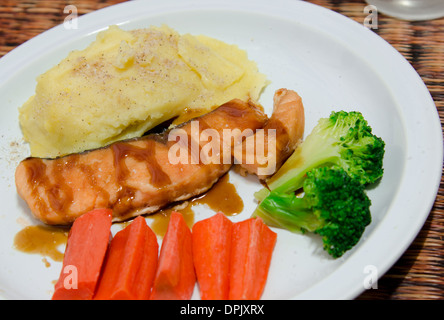 Gegrilltes Lachssteak mit gestampften Kartoffeln und Karotten Blogs Kerry. Stockfoto