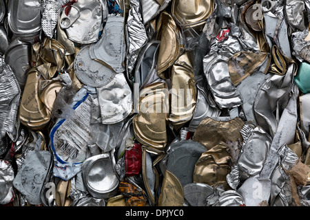 Nahaufnahme des zerkleinerten Blechdosen auf ihrem Weg zur Wiederverwertung eingeschmolzen werden. Stockfoto