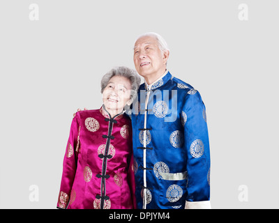 hochrangige asiatische paar in Tracht Stockfoto