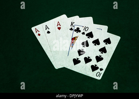 Poker-Hände - Three Of A Kind 4. Detailansicht von fünf Spielkarten bilden die Poker drei eine gütige Hand. Stockfoto