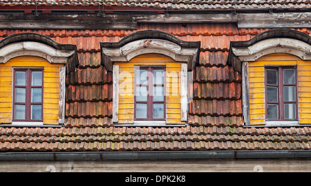 Attic Fenster des alten Holzhauses in Riga, Estland Stockfoto