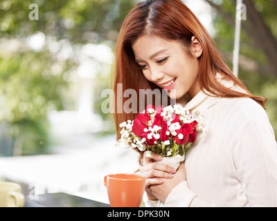 asiatische Mädchen mit Blumen Stockfoto